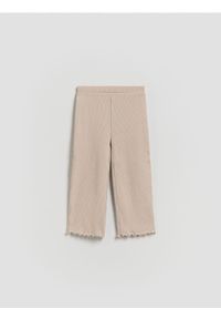 Reserved - Prążkowane spodnie - beżowy. Kolor: beżowy. Materiał: prążkowany #1