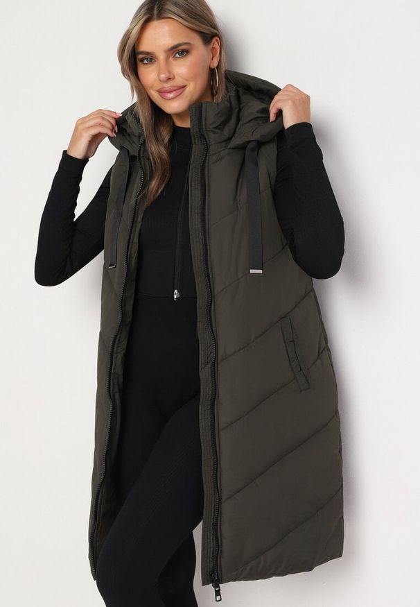 Born2be - Ciemnozielona Pikowana Kamizelka na Suwak z Kapturem i Sznurkami Mivissea. Typ kołnierza: kaptur. Kolor: zielony. Materiał: jeans. Styl: sportowy, elegancki