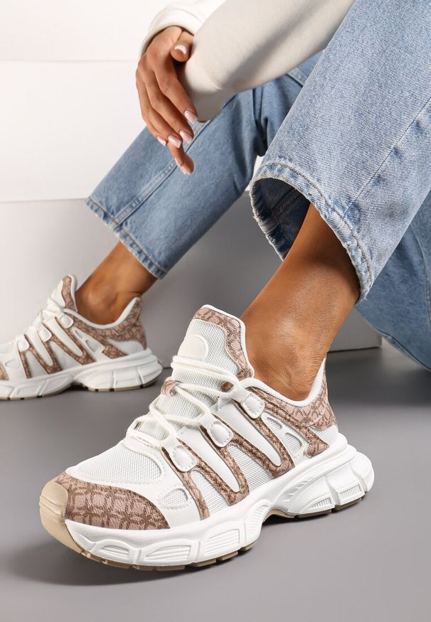 Born2be - Ciemnobeżowe Sneakersy z Ozdobnymi Wstawkami i Tłoczoną Podeszwą Adlenavia. Kolor: beżowy