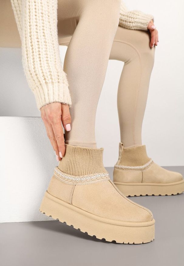 Renee - Beżowe Śniegowce na Platformie ze Skarpetową Cholewką Erevelis. Okazja: na co dzień, na spacer. Kolor: beżowy. Materiał: jeans. Szerokość cholewki: normalna. Wzór: aplikacja. Sezon: zima. Obcas: na platformie. Styl: casual