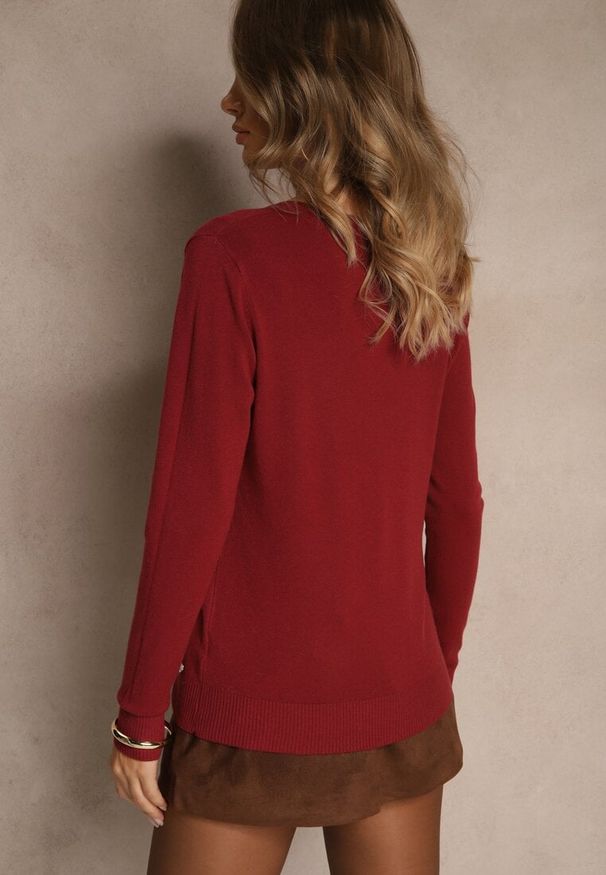 Renee - Bordowy Gładki Sweter w Minimalistycznym Stylu Tevra. Okazja: na co dzień. Kolor: czerwony. Materiał: jeans. Wzór: gładki. Styl: klasyczny, casual