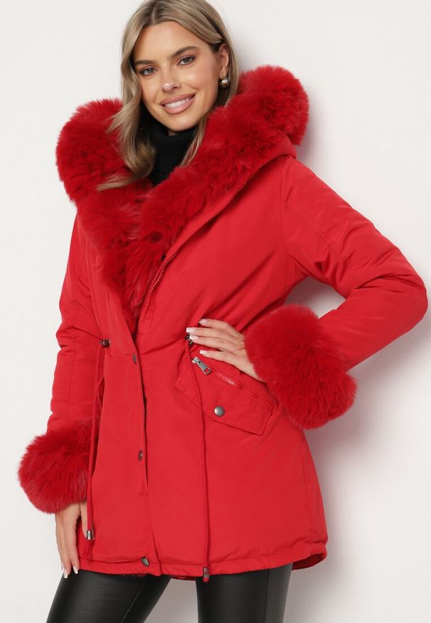 Born2be - Czerwona Kurtka Parka z Kapturem i Wstawkami z Futerka Caranze. Okazja: na co dzień. Typ kołnierza: kaptur. Kolor: czerwony. Materiał: futro. Sezon: zima, jesień. Styl: casual