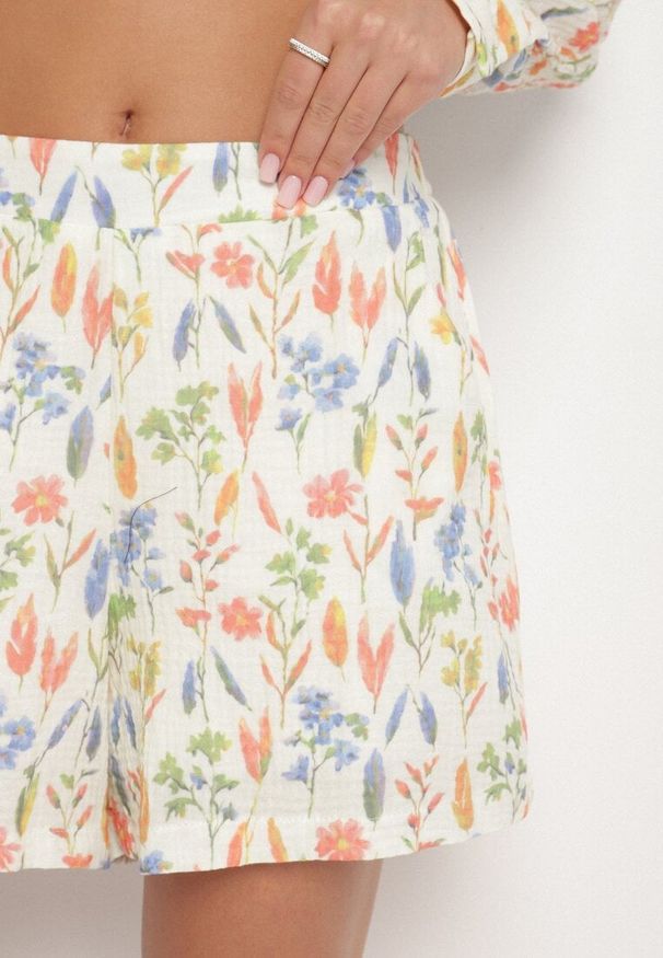 Born2be - Beżowe Bawełniane Szorty Ozdobione Kwiatowym Motywem Nilandra. Okazja: na co dzień. Kolor: beżowy. Materiał: bawełna. Wzór: aplikacja, kwiaty. Sezon: lato. Styl: casual, elegancki