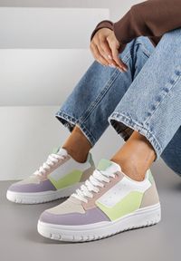 Renee - Fioletowe Sneakersy Ozdobione Perforacją i Geometrycznym Motywem Idariele. Okazja: na co dzień. Kolor: fioletowy. Wzór: aplikacja, geometria