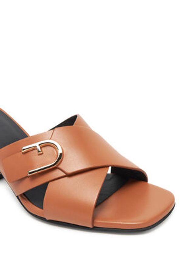 Furla Klapki Chic YJ41HIC A.0203 3911S Brązowy. Kolor: brązowy. Materiał: skóra