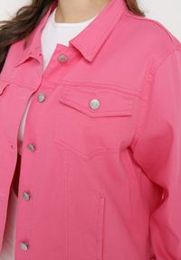 Born2be - Fuksjowa Bawełniana Kurtka Jeansowa z Metalowymi Guzikami Tanitha. Kolor: różowy. Materiał: bawełna, jeans #6