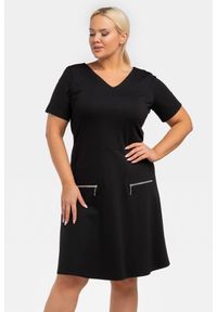 KARKO - Sukienka trapezowa z zamkami na kieszonkach LUCY czarna. Okazja: do pracy. Kolekcja: plus size. Kolor: czarny. Materiał: poliester, elastan, wiskoza, materiał, jeans, dzianina. Typ sukienki: trapezowe. Styl: elegancki