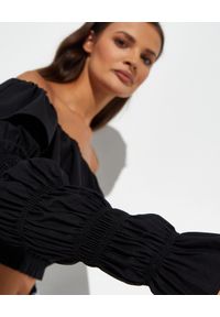 CAROLINE CONSTAS - Czarna bluzka z hiszpańskim dekoltem Lydia. Kolor: czarny. Materiał: bawełna. Długość rękawa: długi rękaw. Długość: długie #6