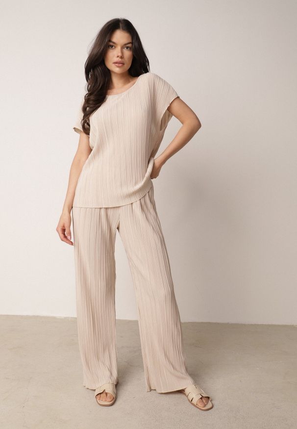 Born2be - Beżowe Szerokie Spodnie z Wysokim Stanem ze Zwiewnej Tkaniny z Plisami Galiris. Okazja: do pracy, na co dzień, na spotkanie biznesowe. Stan: podwyższony. Kolor: beżowy. Materiał: tkanina. Długość: długie. Styl: elegancki, biznesowy, casual