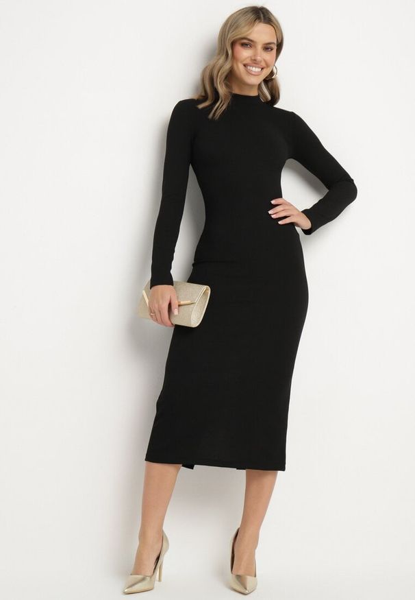 Born2be - Czarna Dopasowana Sukienka Ozdobiona Wycięciem Dralfedi. Kolor: czarny. Materiał: jeans. Wzór: aplikacja. Typ sukienki: sportowe. Styl: sportowy, elegancki