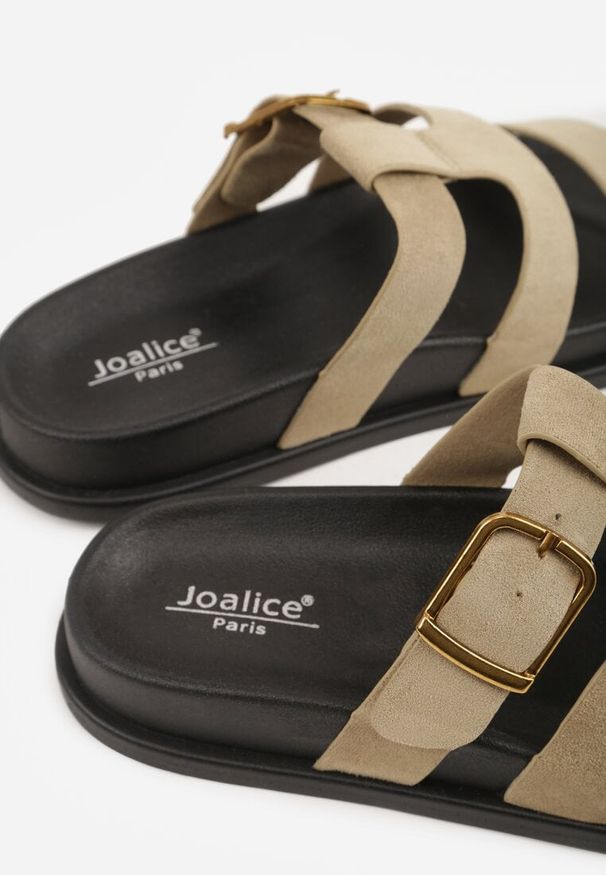 Renee - Beżowe Klapki Ozdobione Geometrycznymi Paskami i Metaliczną Klamrą Hossei. Okazja: na co dzień. Kolor: zielony. Materiał: zamsz. Wzór: aplikacja, geometria. Styl: casual