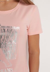 Born2be - Jasnoróżowy Bawełniany Klasyczny T-shirt Ozdobiony z Przodu Metalicznym Nadrukiem Timazela. Okazja: na co dzień. Kolor: różowy. Materiał: bawełna. Wzór: nadruk, aplikacja. Styl: klasyczny #7