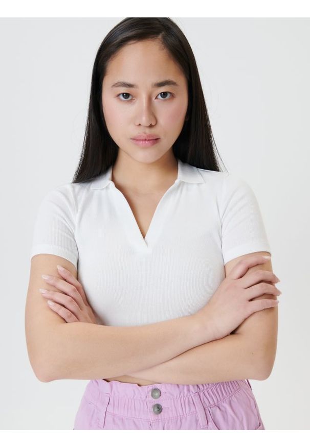 Sinsay - Crop top w prążki - kremowy. Kolor: kremowy. Materiał: prążkowany, materiał. Wzór: prążki