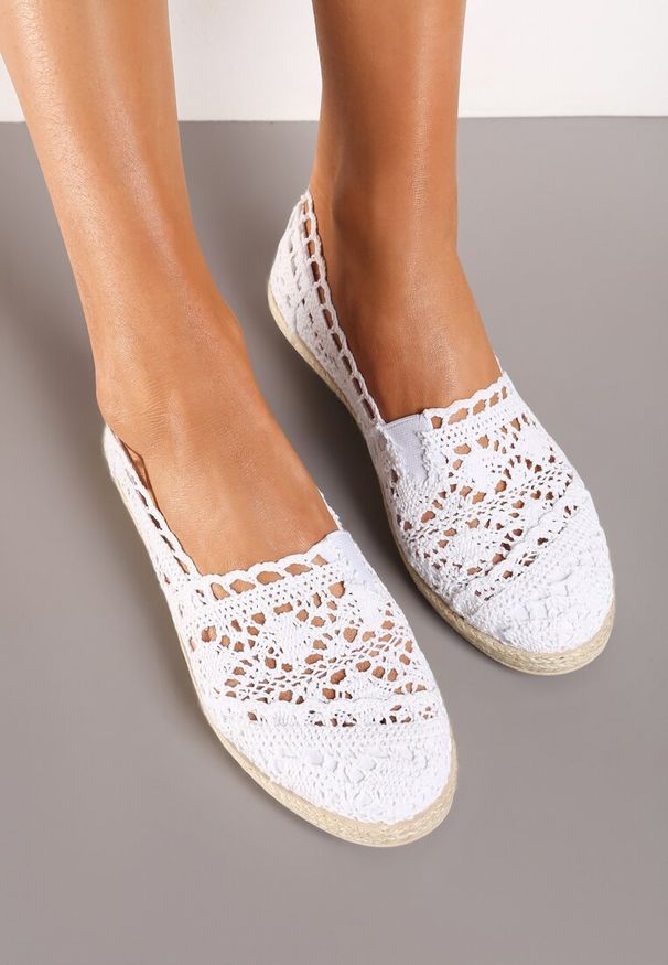 Born2be - Białe Ażurowe Espadryle na Podeszwie z Plecionki Satisfyinglys. Nosek buta: okrągły. Zapięcie: bez zapięcia. Kolor: biały. Szerokość cholewki: normalna. Wzór: aplikacja, ażurowy, koronka. Wysokość cholewki: przed kostkę. Materiał: jeans, materiał, koronka. Obcas: na płaskiej podeszwie. Styl: boho