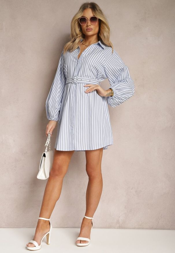 Renee - Niebiesko-Biała Taliowana Sukienka Koszulowa w Ozdobne Paski Lasenella. Okazja: na co dzień. Kolor: niebieski. Materiał: skóra, bawełna, materiał. Wzór: paski. Typ sukienki: koszulowe. Styl: casual, elegancki