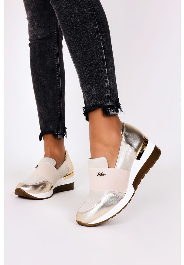 Kati - Złote sneakersy kati półbuty na koturnie z gumką polska skóra 7020. Kolor: złoty. Materiał: skóra. Obcas: na koturnie