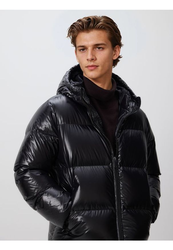 Reserved - Puchowa kurtka z kapturem - czarny. Typ kołnierza: kaptur. Kolor: czarny. Materiał: puch
