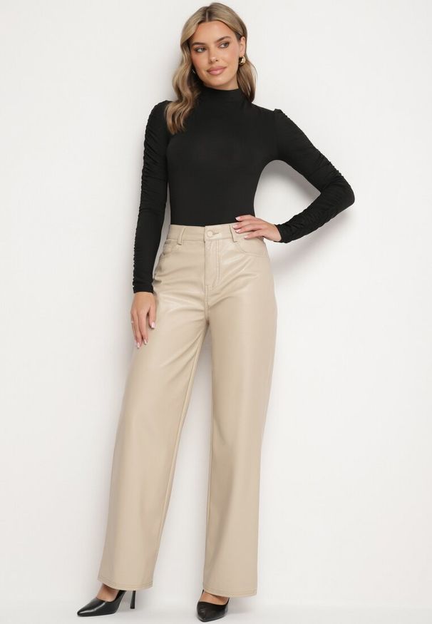 Born2be - Beżowe Spodnie o Szerokim Kroju z Wysokim Stanem z Ekoskóry Enadria. Okazja: na co dzień. Stan: podwyższony. Kolor: beżowy. Sezon: zima. Styl: casual, elegancki, klasyczny