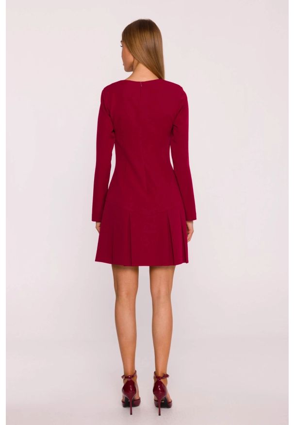 MOE - Elegancka krótka sukienka trapezowa z kontrafałdami bordowa. Okazja: do pracy, na spotkanie biznesowe. Typ kołnierza: dekolt w łódkę. Kolor: niebieski, czerwony, brązowy. Materiał: tkanina, poliester. Wzór: gładki. Typ sukienki: trapezowe. Styl: elegancki. Długość: mini