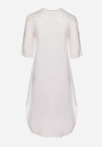 Born2be - Biała Sukienka z Wiskozy i Lnu Pudełkowa Asymetryczna Toliria. Okazja: na co dzień. Typ kołnierza: dekolt w kształcie V. Kolor: biały. Wzór: aplikacja. Typ sukienki: asymetryczne. Materiał: len, wiskoza. Długość rękawa: długi rękaw. Sezon: lato. Styl: casual, elegancki #2