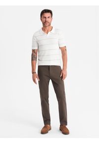 Ombre Clothing - Spodnie męskie chino REGULAR FIT z delikatną strukturą – brązowe V3 - Rozmiar: XXL. Okazja: na co dzień. Kolor: brązowy. Materiał: tkanina, elastan, bawełna. Styl: klasyczny, casual