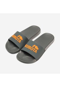Klapki Kubota Basic z Pomarańczowym Logo. Okazja: na co dzień, na plażę. Kolor: pomarańczowy. Materiał: materiał. Sport: pływanie