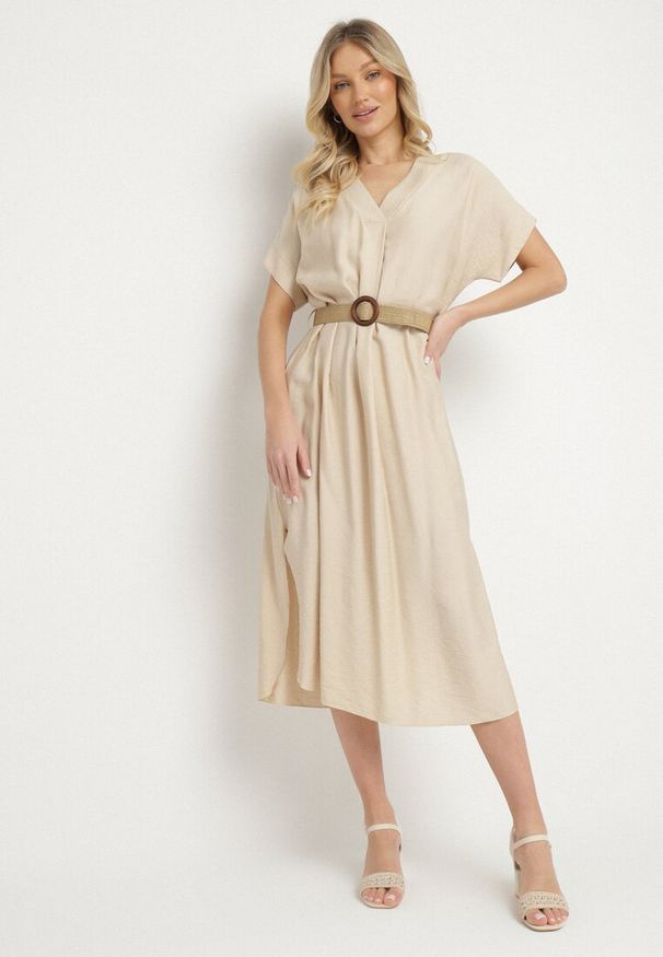 Born2be - Beżowa Wiskozowa Sukienka Pudełkowa z Paskiem i Rozcięciami po Bokach Sonanira. Okazja: na co dzień. Typ kołnierza: dekolt w serek. Kolor: beżowy. Materiał: wiskoza. Styl: casual, elegancki