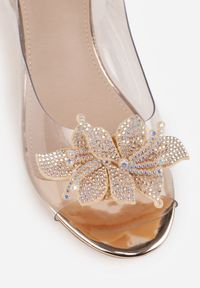 Renee - Szampańskie Transparentne Sandały VICES na Słupku Ozdobione Cyrkoniami i Kwiatem 3D Lagumare. Zapięcie: pasek. Kolor: złoty. Materiał: satyna. Wzór: kwiaty, aplikacja. Obcas: na słupku. Styl: glamour #9