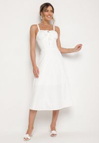 Born2be - Biała Rozkloszowana Gorsetowa Sukienka Vices Ozdobiona Wiązaniem Ralethea. Typ kołnierza: dekolt gorset. Kolor: biały. Długość rękawa: na ramiączkach. Wzór: aplikacja. Typ sukienki: gorsetowe. Styl: elegancki #1