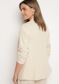 Born2be - Beżowa Elegancka Marynarka z Rękawami 7/8 i Ozdobnymi Klapami Novse. Kolor: beżowy. Materiał: tkanina. Styl: elegancki