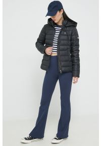 Tommy Jeans kurtka damska kolor czarny zimowa. Okazja: na co dzień. Kolor: czarny. Materiał: puch, poliester. Sezon: zima. Styl: casual