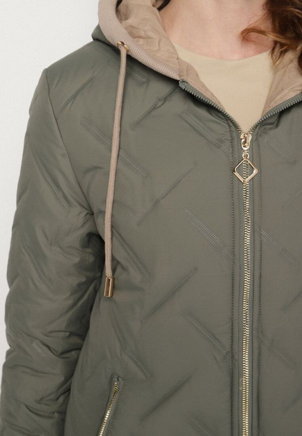 Born2be - Zielona Pikowana Kurtka z Przedłużonym Tyłem i Kapturem Melune. Okazja: na co dzień. Kolor: zielony. Materiał: jeans. Wzór: aplikacja. Styl: casual, klasyczny