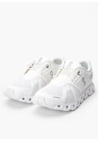 On Running - Sneakersy damskie białe ON RUNNING CLOUD 5. Okazja: na co dzień, na spacer, do pracy. Kolor: biały. Sport: bieganie