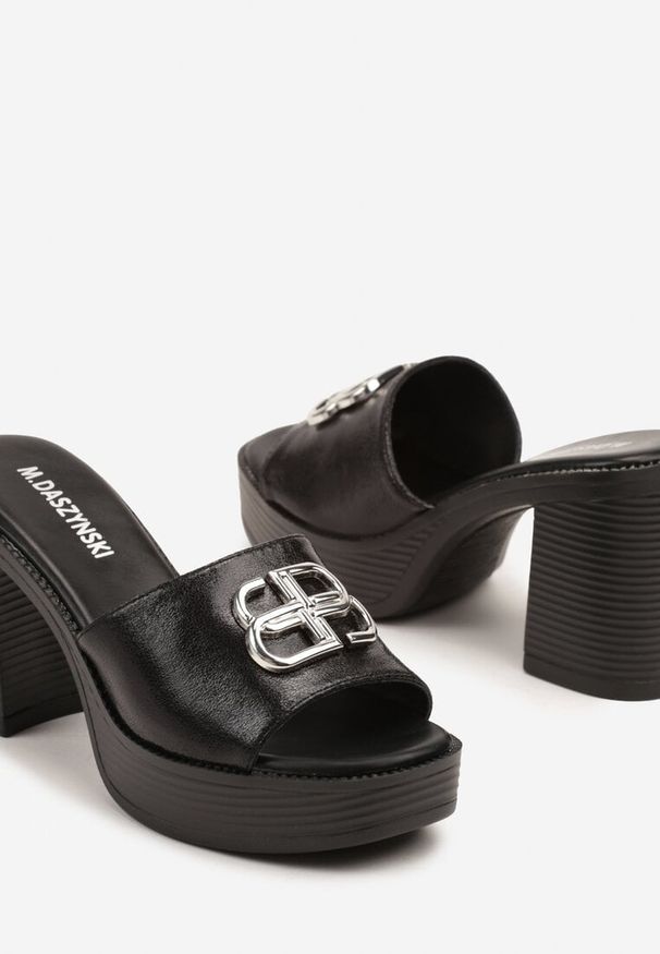 Born2be - Czarne Klapki na Platformie i Obcasie z Metaliczną Ozdobą Tolivara. Okazja: na co dzień. Kolor: czarny. Materiał: jeans. Wzór: aplikacja. Obcas: na obcasie. Styl: klasyczny, casual, elegancki. Wysokość obcasa: średni