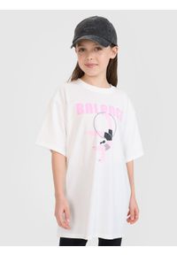 4f - T-shirt oversize z nadrukiem dziewczęcy - biały. Okazja: na co dzień. Kolor: biały. Materiał: bawełna, jersey, materiał. Długość rękawa: krótki rękaw. Długość: krótkie. Wzór: nadruk. Styl: sportowy, casual, elegancki, klasyczny