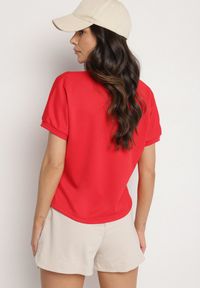 Born2be - Czerwony T-shirt Ozdobiony Napisem Devenee. Okazja: na co dzień. Kolor: czerwony. Materiał: jeans. Wzór: napisy, aplikacja. Styl: klasyczny, casual #6