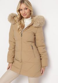 Born2be - Ciemnobeżowa Kurtka w Geometryczne Pikowanie z Kapturem i Futerkiem Bellinae. Okazja: na co dzień. Typ kołnierza: kaptur. Kolor: beżowy. Materiał: futro. Wzór: geometria. Styl: casual, klasyczny #3