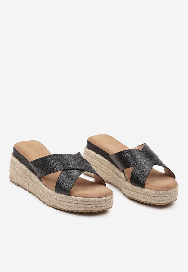 Born2be - Czarne Klapki na Koturnie Ozdobionym Plecionką Krisamarie. Okazja: na co dzień. Kolor: czarny. Wzór: aplikacja. Sezon: lato. Obcas: na koturnie. Styl: elegancki, casual