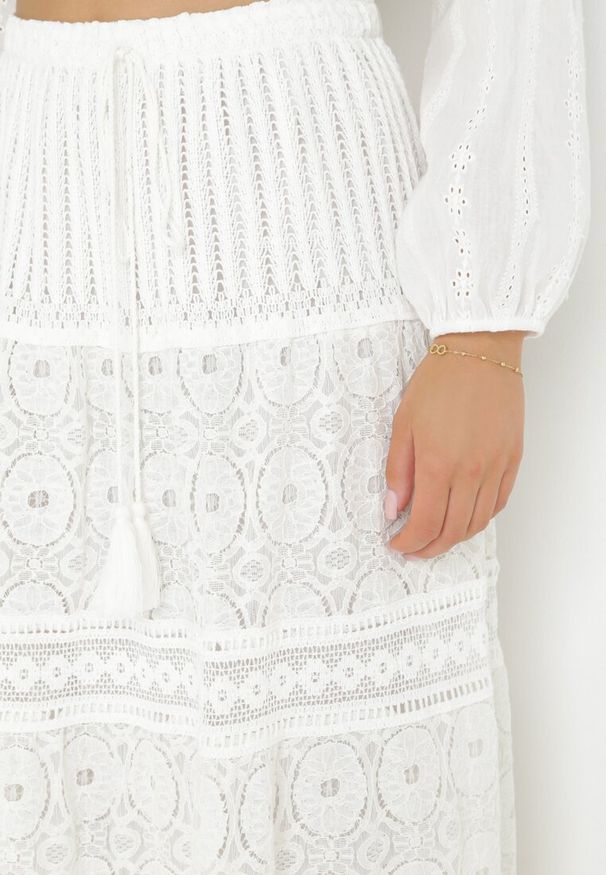 Born2be - Biała Koronkowa Spódnica Maxi z Gumką w Pasie i Falbankami Daziya. Kolor: biały. Materiał: koronka. Wzór: ażurowy. Sezon: wiosna, lato