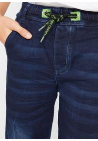 Dżinsy dresowe chłopięce z elastycznym paskiem, Slim Fit bonprix ciemnoniebieski "stone". Kolor: niebieski. Wzór: napisy #3