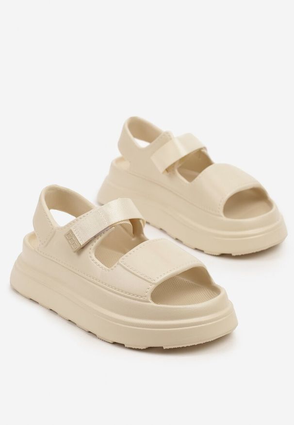 Renee - Beżowe Sandały na Platformie w Sportowym Stylu Lisilia. Okazja: na co dzień. Zapięcie: rzepy. Kolor: beżowy. Materiał: jeans. Sezon: lato. Obcas: na platformie. Styl: sportowy