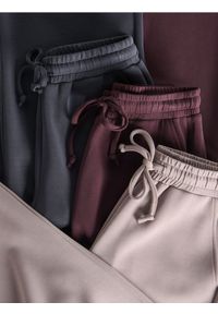 Reserved - Spodnie long leg - brązowy. Kolor: brązowy. Materiał: dzianina #1