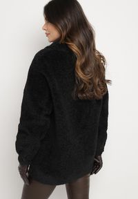 Born2be - Czarna Kurtka o Koszulowym Kroju z Futerkowym Wykończeniem Venelita. Okazja: na co dzień. Kolor: czarny. Materiał: jeans. Styl: elegancki, casual, klasyczny #4