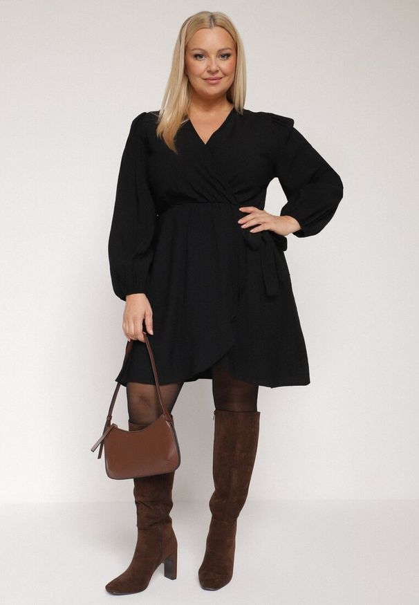 Born2be - Czarna Kopertowa Sukienka z Wiskozą z Wiązaniem w Pasie Vidila. Kolekcja: plus size. Kolor: czarny. Materiał: wiskoza. Sezon: jesień, wiosna. Typ sukienki: kopertowe