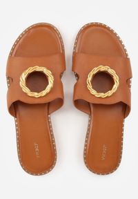 Born2be - Jasnobrązowe Klapki VICES Ozdobione Metaliczną Klamrą i Wycięciami Zarinlisa. Okazja: na co dzień, do pracy. Kolor: brązowy. Materiał: jeans, len. Wzór: aplikacja. Styl: casual, klasyczny, elegancki #3