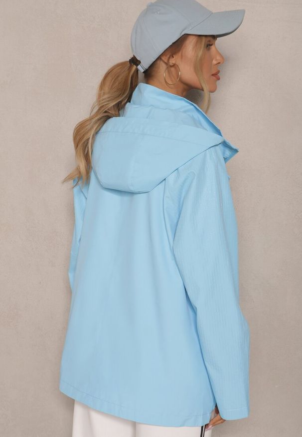 Renee - Jasnoniebieska Kurtka Typu Wiatrówka z Odpinanym Kapturem Ndivila. Okazja: na co dzień, na spacer. Kolor: niebieski. Materiał: jeans. Styl: klasyczny, casual