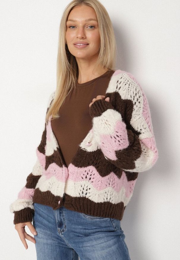 Born2be - Różowy Kardigan w Ażurowy Wzór z Dodatkiem Wełny i Wiskozy Esilla. Okazja: na co dzień. Typ kołnierza: dekolt w kształcie V. Kolor: różowy. Materiał: wiskoza, wełna. Długość: długie. Wzór: ażurowy. Styl: casual, klasyczny, elegancki