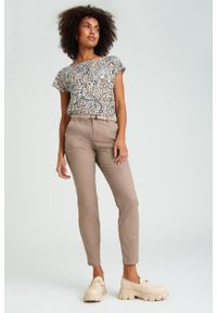 Greenpoint - Beżowe spodnie typu "chino" z plecionym paskiem. Kolor: beżowy