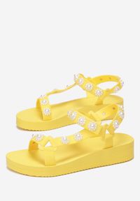 Renee - Żółte Sandały Hyrmile. Nosek buta: okrągły. Zapięcie: rzepy. Kolor: żółty. Materiał: guma. Wzór: aplikacja, kwiaty, gładki #4
