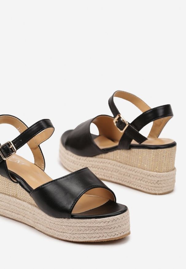 Renee - Czarne Sandały na Koturnie w Stylu Boho Nonalea. Okazja: na co dzień. Nosek buta: otwarty. Zapięcie: sprzączka. Kolor: czarny. Wzór: kwiaty. Materiał: koronka. Sezon: lato. Obcas: na koturnie. Styl: boho